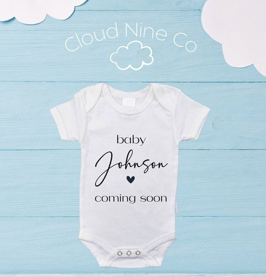 Personalised baby name Coming Soon bodysuit pregnancy announcement, custom pregnancy reveal onesie, gender neutral new baby reveal outfit